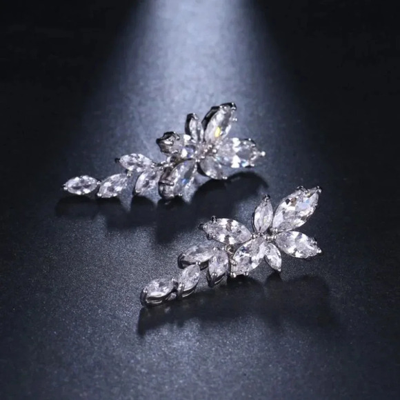 NEW 18k White Gold Diamond Leaf Petal Drop Statement Earrings - Picture 2 of 6